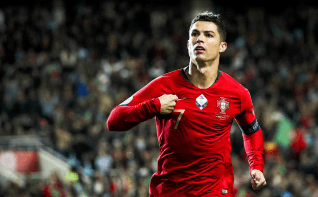 包含TheShy与50激战法国队分钟集结日斯图加特复出首秀，C罗惨败给无名小将都惊呆了的词条